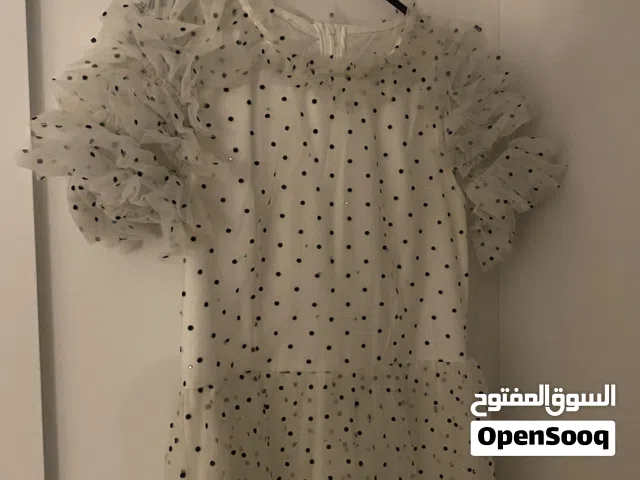 فستان أنثوي فاخر بنقاط ناعمه وتفاصيل منفوشه وماركه