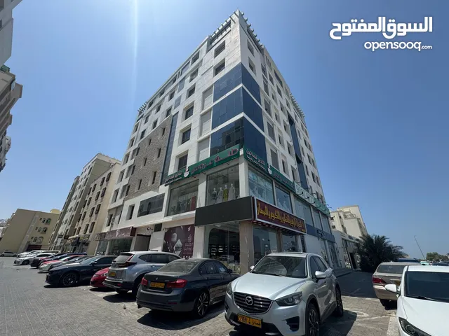 فرصة مميزة للعوائل فقط في قلب الخوض شقة سكنية غرفة + صالة للإيجار (شهرين مجاناً)