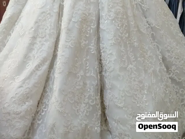 بدلة زفاف مع طرحه كم طويل شفون نفش