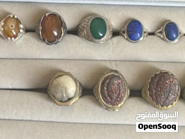 مجموعة تشكيلات من خواتم واحجار كريمة واكسسوارات رجالية