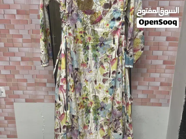 ثوب من الستان منقوش بالسترس