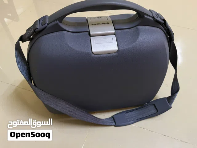 حقيبة سفر سامسونايت للتجميل والمكياج حقيبة صلبة بقفل برقم سري بحالة ممتازة.