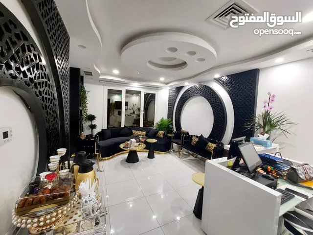 للشراكة أو الضمان أو البيع صالون مجهز بالكامل