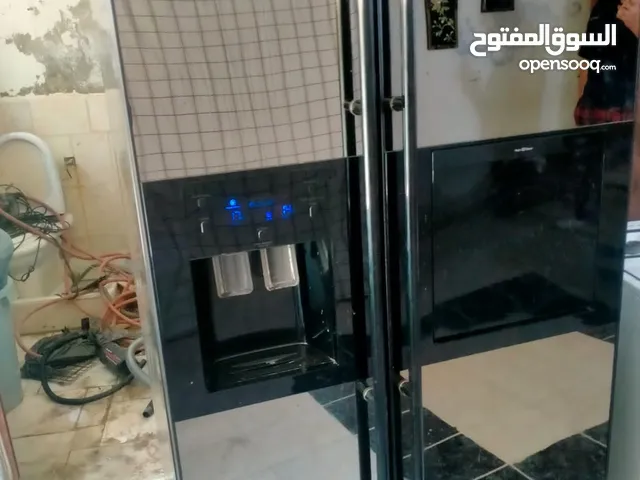 ثلاجة سامسونج بابين سوكريت لون اسود مع ماكينة ثلج شغالة بحالة ممتازة تصلح لعرسان