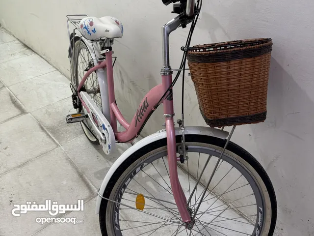 دراجة نسائية وردية مع سلة للبيع