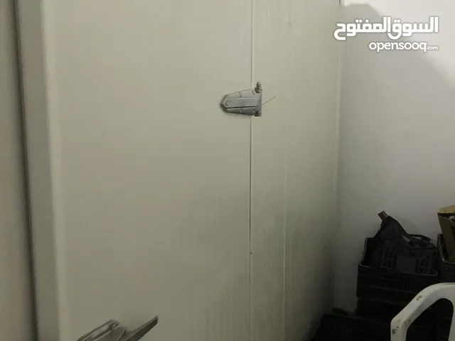 تلاجه تبريد درجه اوله شبه جديده وماكينة مفروم