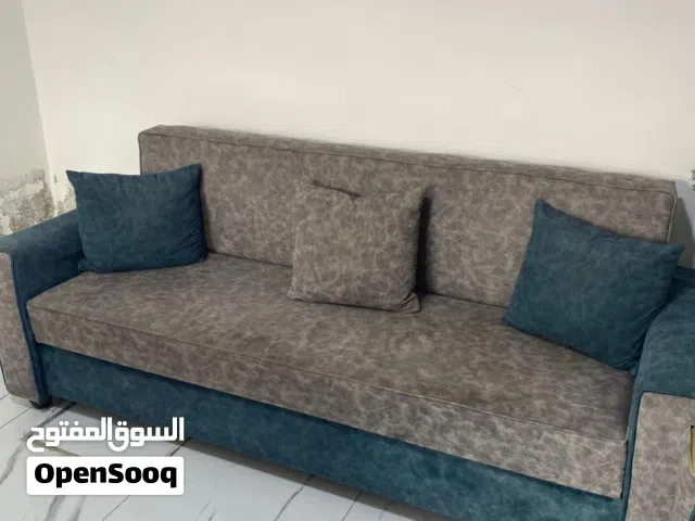 3 سجلونات مع طاولة سفره