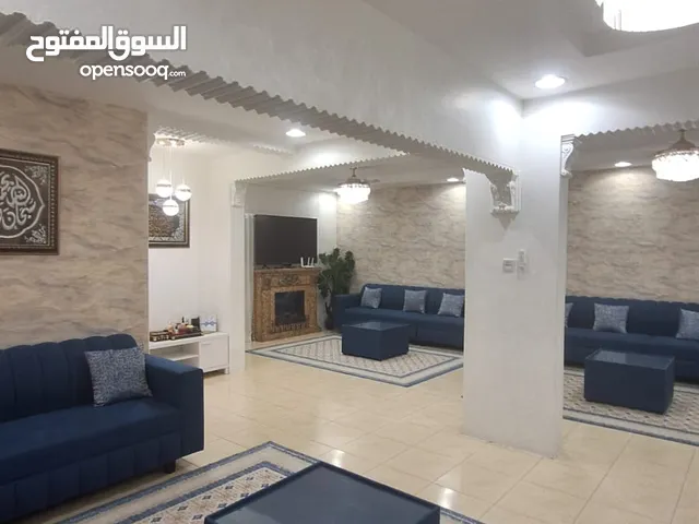 للبيع بيت على شارعين