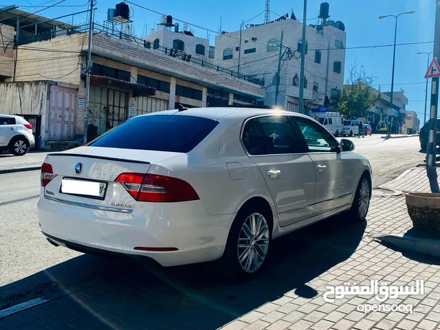 سكودا سوبيرب ديزل 2014 فل اضافات مع فتحة سقف دهان الشركة