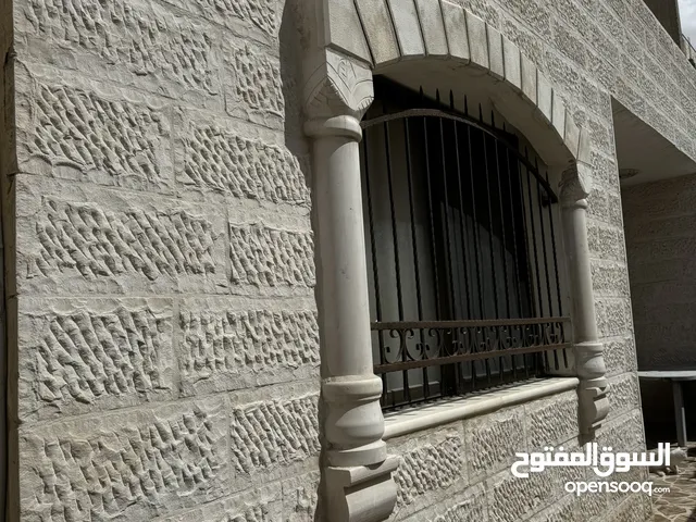 180 m2 3 Bedrooms Townhouse for Sale in Zarqa Jabal Tareq