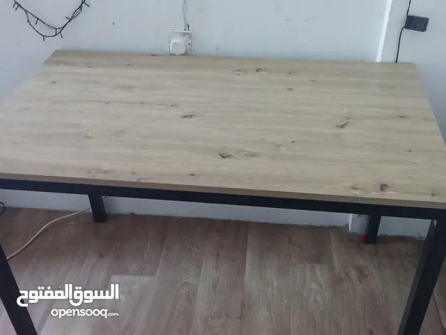 الطاوله جديده ما استعملتهن ونظيفه كثير