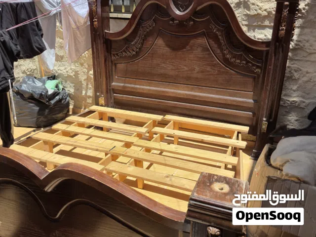 سرير كامل مع 2 كومدنيه و فرشه