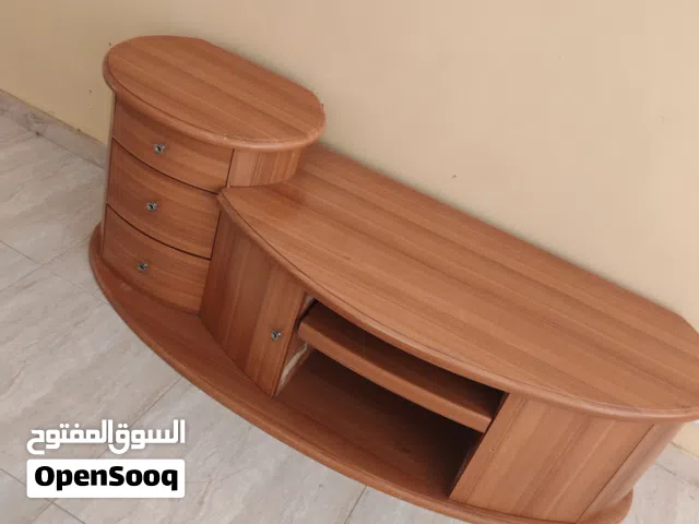 طاولة تلفاز بحالة ممتاز