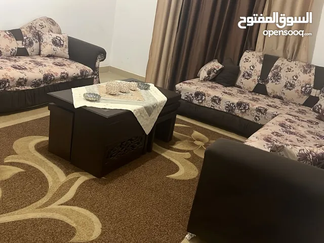 كورنر مع الطاولات وسجاده