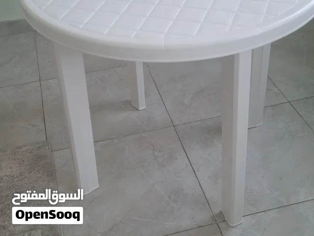 طاولة بلاستيك دائرية نظيفة جدا