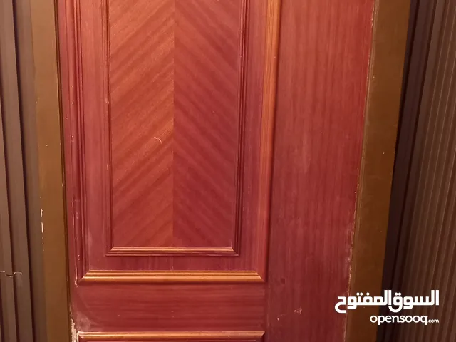 باب خشب شبه جديدللبيع