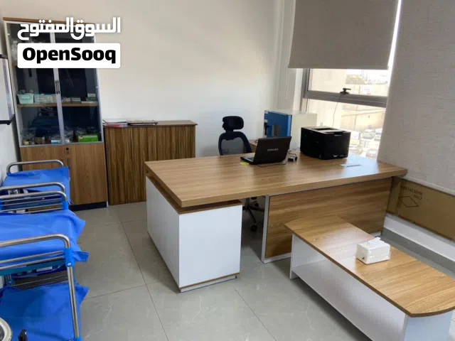 مكتب مدير استعمال اسبوع واحد فقط مكون من مكتب رئيسي مكتب جانبي طاولة وسط خزانة