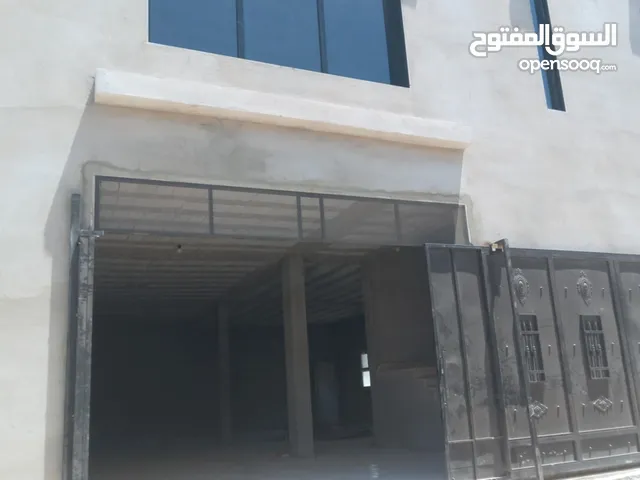معرض للايجار- طريق طرابلس مقابل الجامعة بجانب فندق باب قاريونس