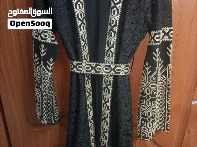 ثوب مطرز باللون الاسود والبيج