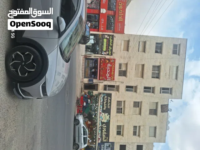 محل تجاري داخلي مع سده مرتفعه تصلح لعمل  مختبرات طبيه وغيرهايوجد في المجمع عيادات ابو نصير الطبيه