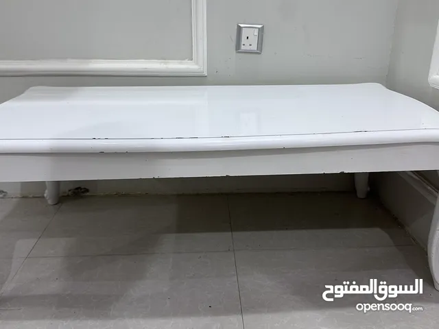 طاولة خشبية بيضاء