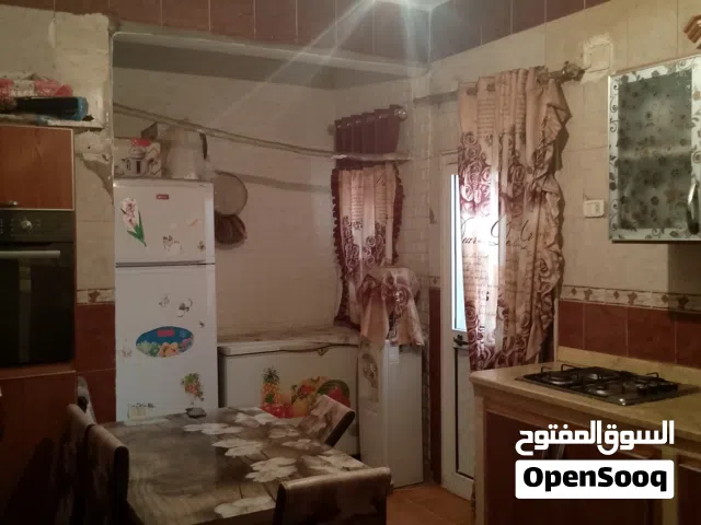 بيع شاقى في الدور التلاث قريبة من المسجد ومطعم ومدرسة