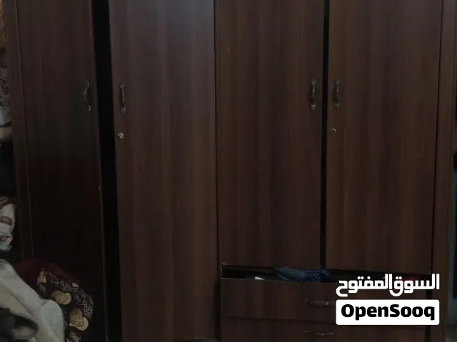 غرفة نوم لشباب تختين وخزانه وكمدينتين