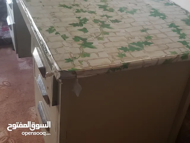 طاولة مكتب للبيع