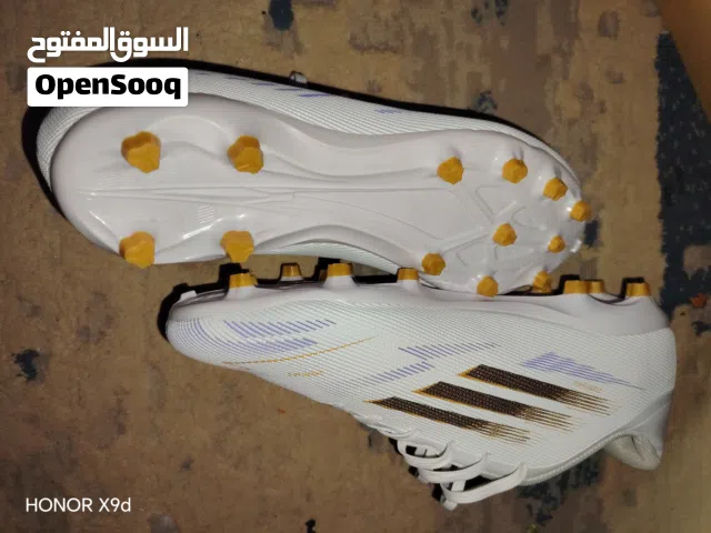 للبيع حذاء رياضي براغي للمعشب او الترتان