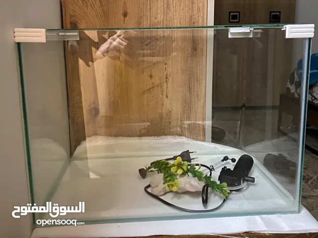 حوض سمك 45سم مع فلتر للحوض مستعمل نظيف وموجود بكارتونته حوض استعمال شهرين وباقي جديد نظيف _سعره 25.
