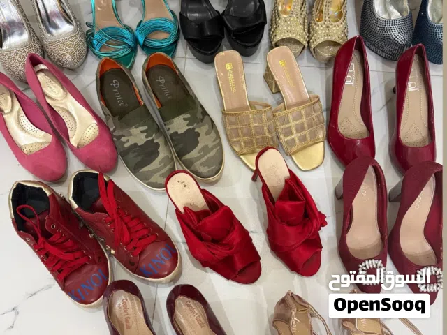 اغلبهم جديد والي مو جديد لبسه وحده في نمره 39 و40 و38