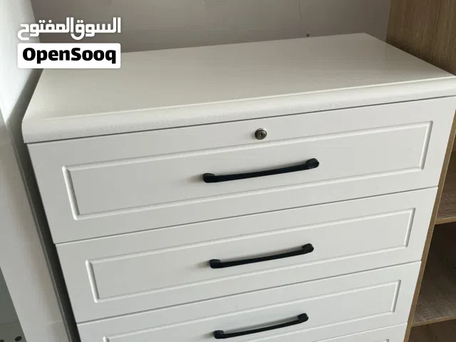وحدة أدراج خشبية عصرية 5 أدراج باللون الأبيض – تصميم أنيق وعملي