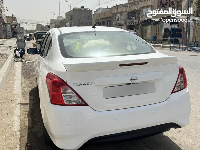 نيسان سني ابيض خليجي موديل 2023 ماشيه63الف السياره نضيفه وجديده بيها بارد بدايه الجاملغ الايمن