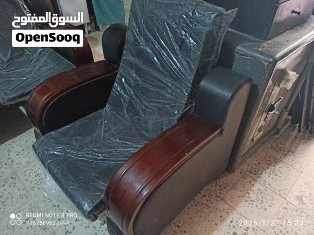 طقم كنب.جلد  مستخدم. نضيف 5 اشخاص