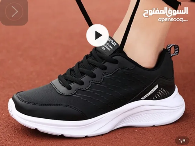 صندل وبوط رياضي من شي ان جداد غير مستعملين للبيع كواليتي ممتاز
