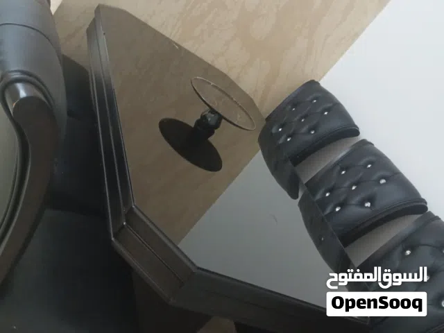 طاوله سفره ست مقاعد خشب متين وجلد ممتاز مرصع من ايكيا باستعمال بسيط للبيع