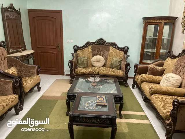 طقم كنب بحالة ممتازة مع توابعه للبيع
