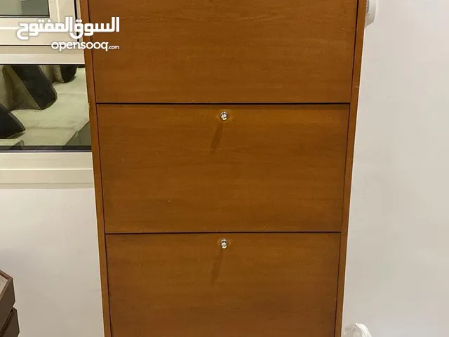 طاوله احذيه من ايكيا ممتازه مستعمل خفيف بحاله جيده للبيع شامل التوصيل