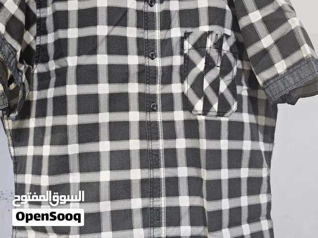 قميص ينفع حريمي ورجالى  من اوروبا لم يستخدم مقاس لارج 41-42 لونه اسود في ابيض