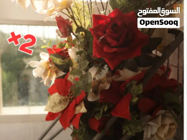 Set of 2 Beautiful Vases Filled with  Flowers  مذهريتان كبيرتان مليئتان بالورود الجميلة. . .. ....
