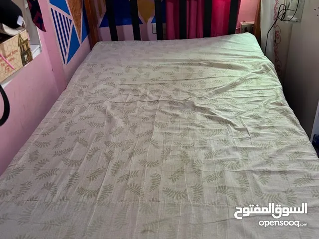 تخت مفرد ونص للبيع مع فرشة وكومودينتين