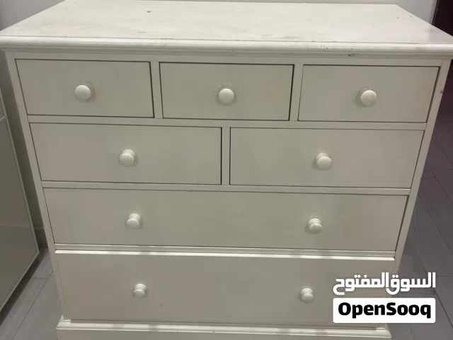 خزانة أدراج خشبية باللون الأبيض