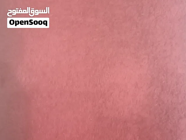 سجادة لون احمر