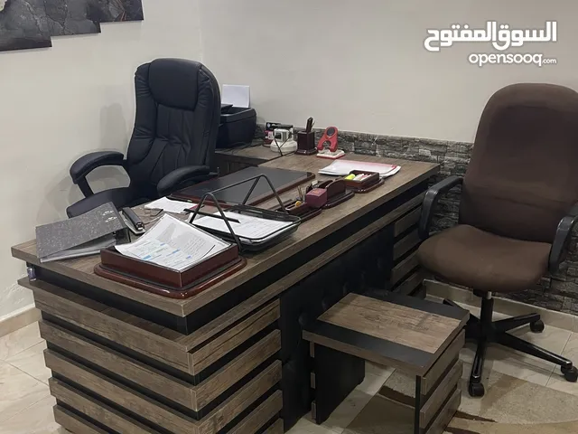 مكتب يصلح لمختلف المهام مفروش مع كامل التجهيزات المكتبيه مجمع اللبابيدي