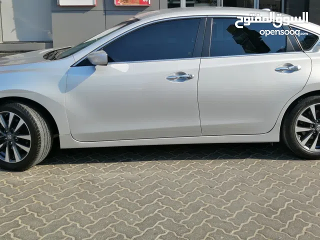 نيسان ألتيما نظيفة جدا من الداخل والخارج للبيع بسعر مغري جدا