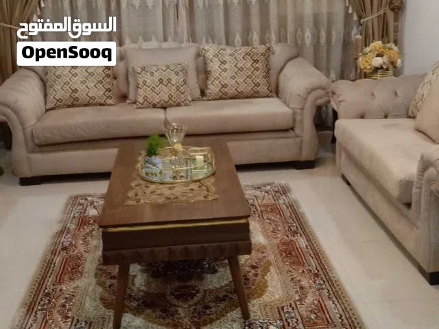 طقم ضيوف بحالة ممتازة للبيع مع طاولات جوانب عدد 2