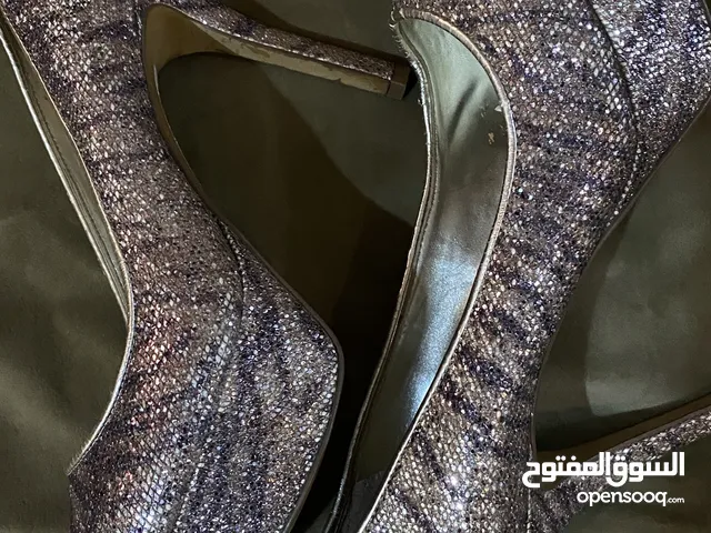 كعوب ملونه و بأشكال مختلفه