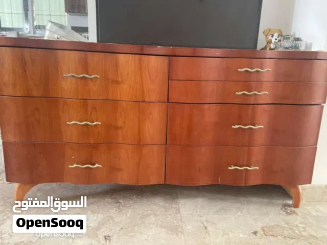 وحدة تلفاز بحالة جيدة جدا تحتوى على وحدة تخزين عاليه