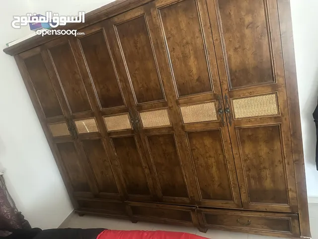 غرفة نوم دولاب وسرير بخزانه تحت السرير لدواعى السفر