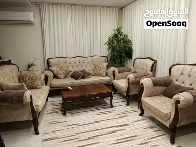 كنب زان مصري حديث لسه بحاله الجديد مع طاوله وسط  مجانا  معه